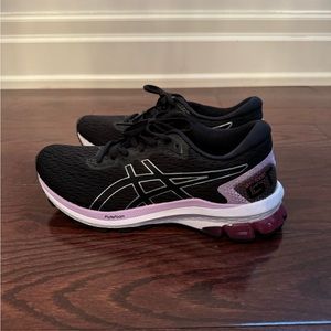 ASICS GT-1000 FlyteFoam Women’s Running shoe. Coloured black and purple.